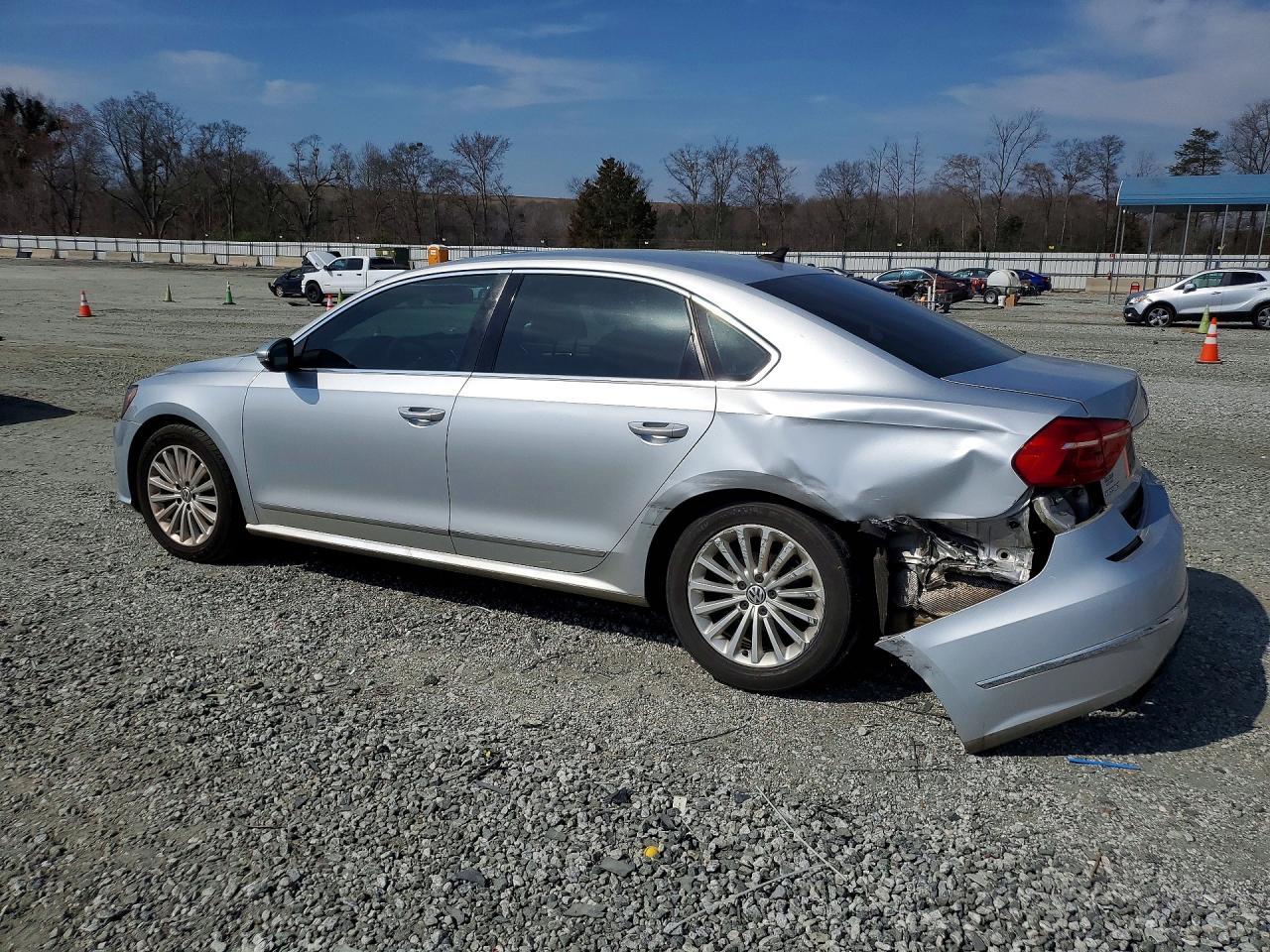 2016 VOLKSWAGEN Passat