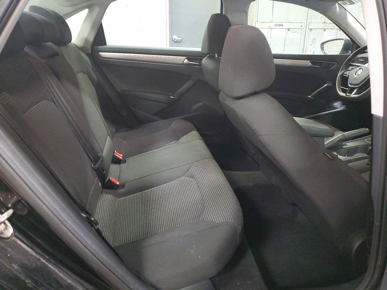 2016 VOLKSWAGEN Passat