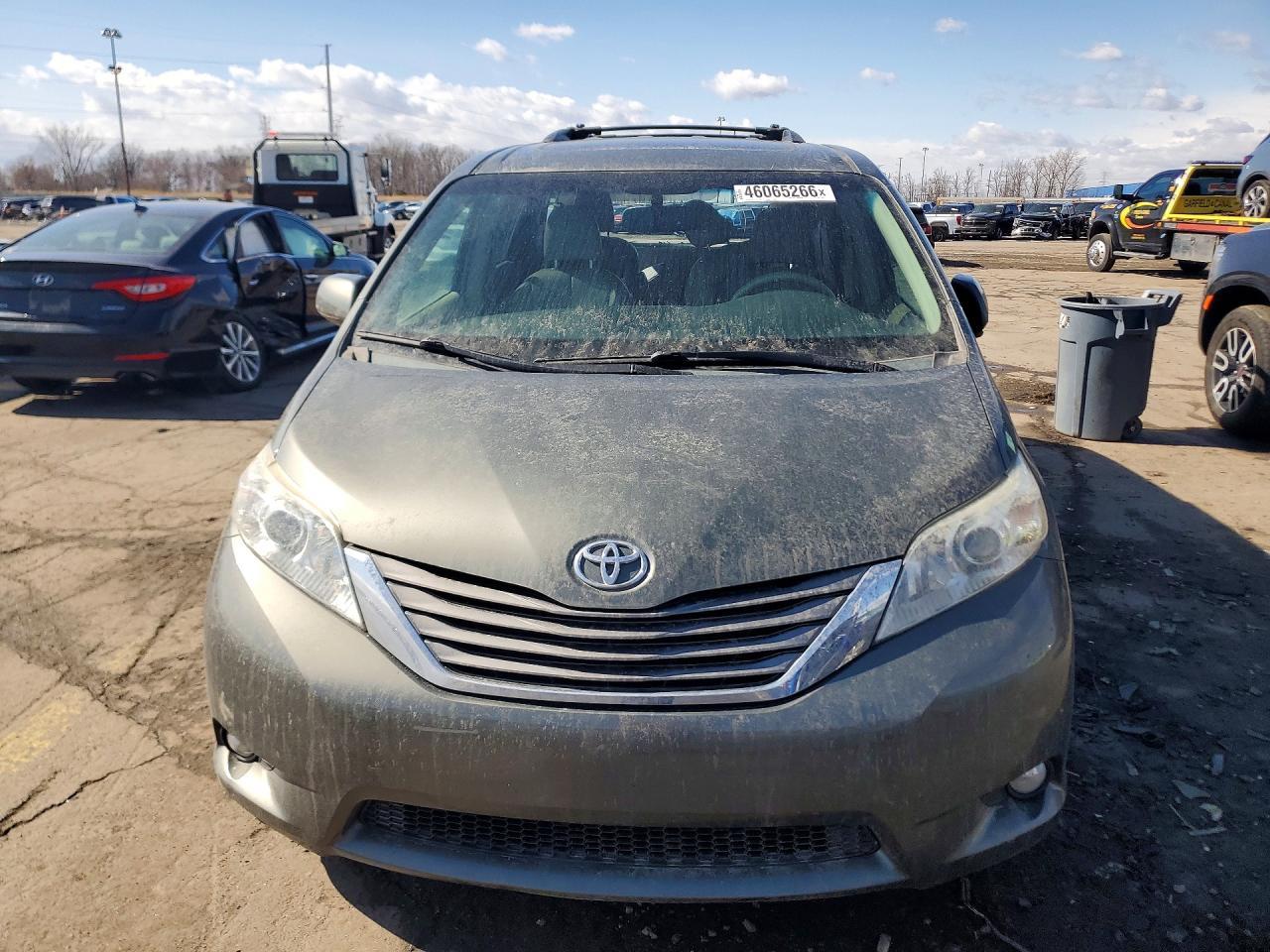 2011 TOYOTA SIENNA