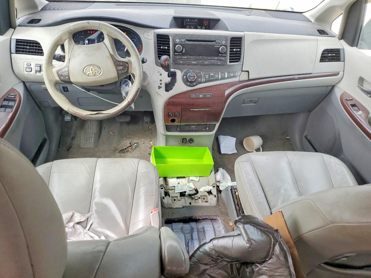 2011 TOYOTA SIENNA