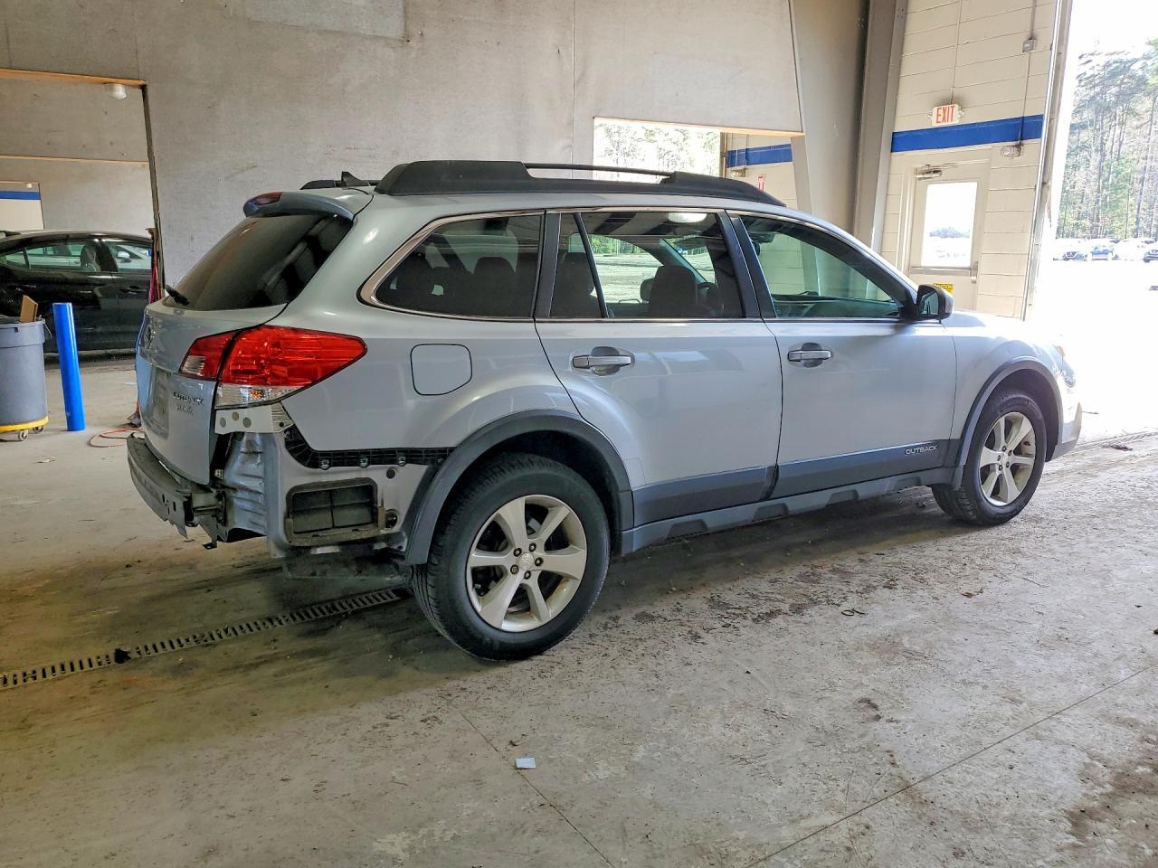 2014 SUBARU Outback