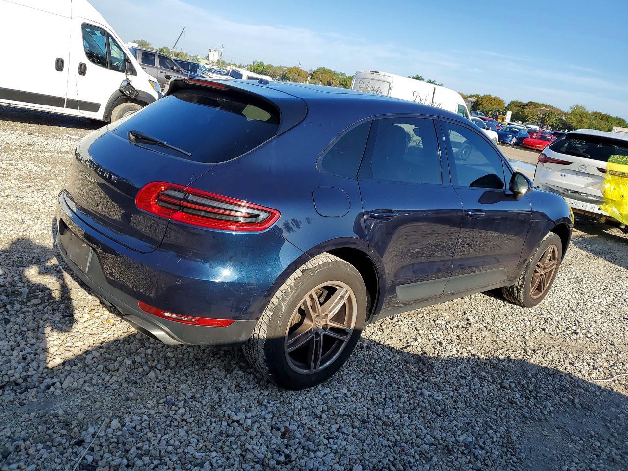 2017 PORSCHE Macan