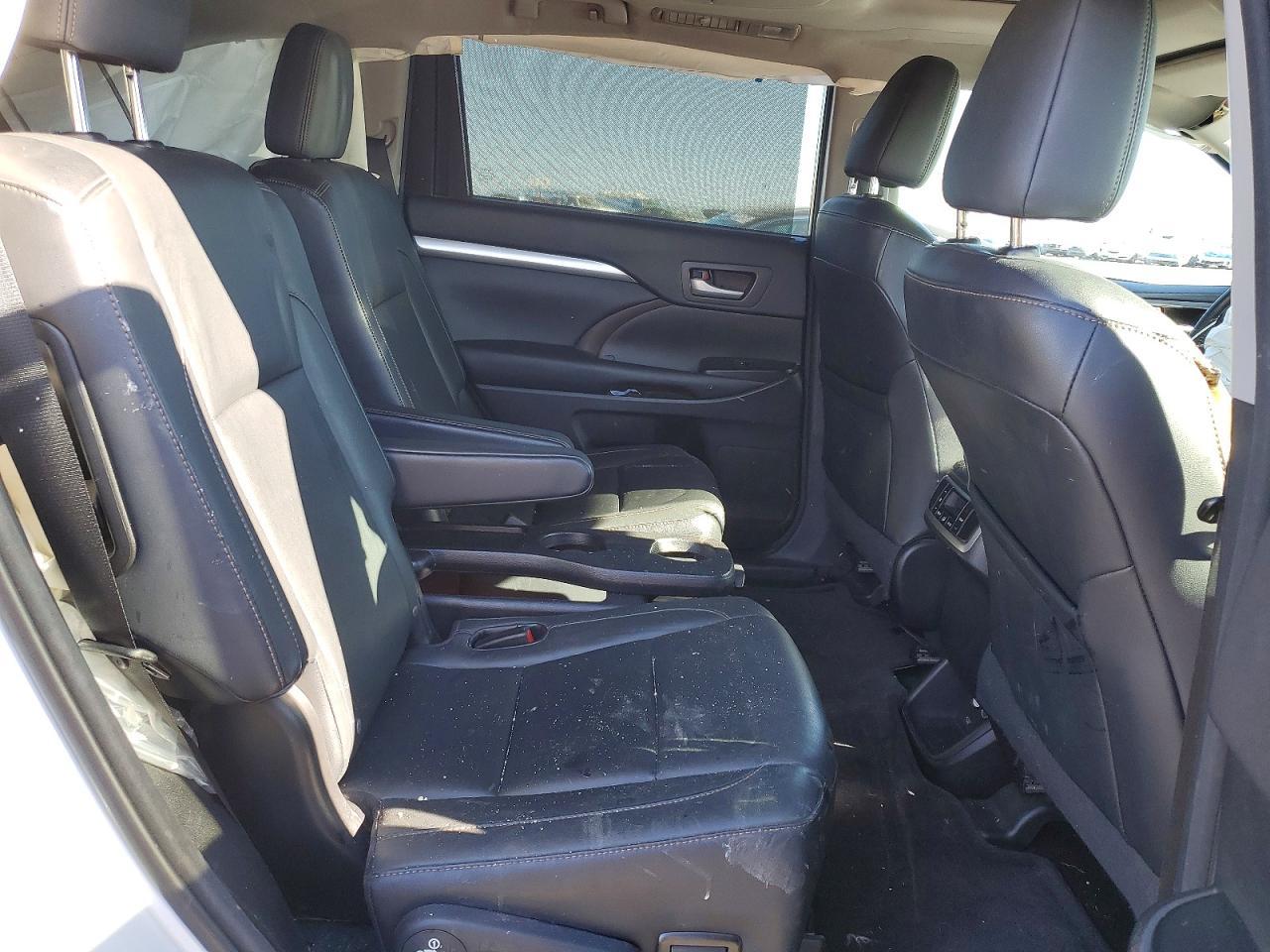 2016 TOYOTA HIGHLANDER