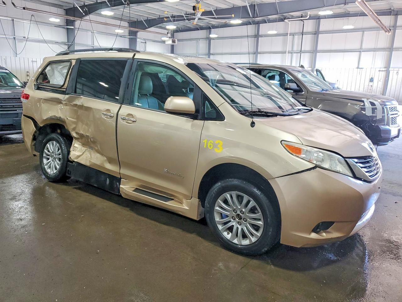2014 TOYOTA SIENNA