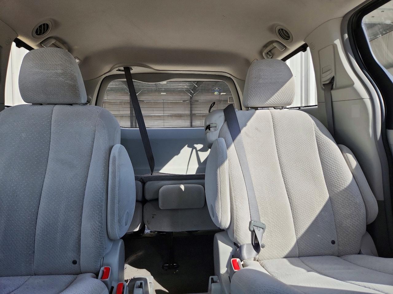 2011 TOYOTA SIENNA