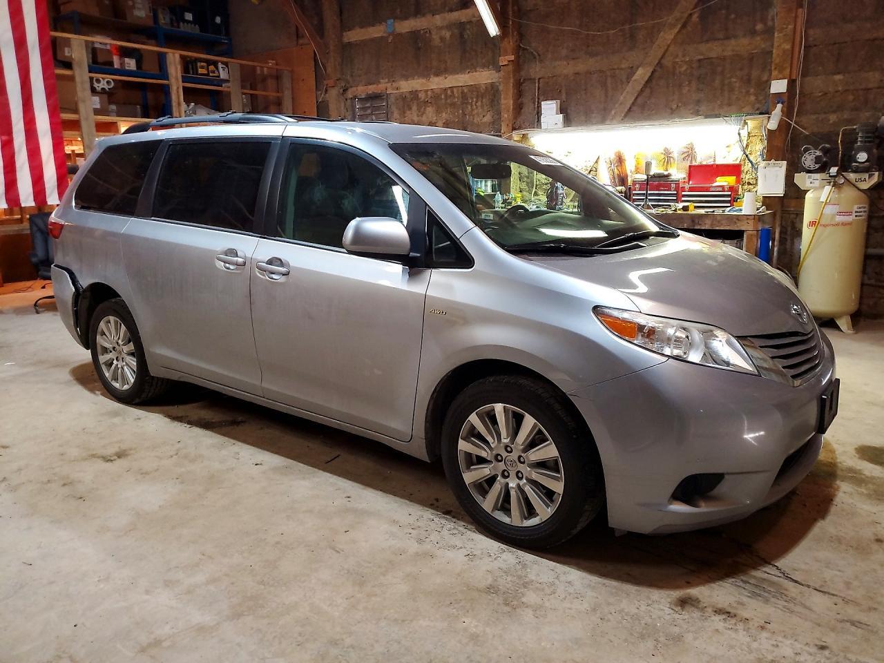 2017 TOYOTA SIENNA