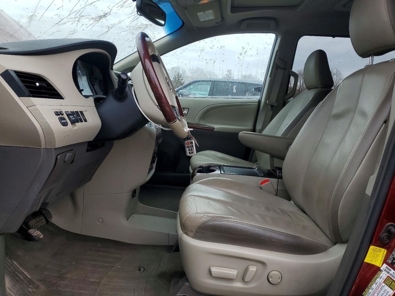 2013 TOYOTA SIENNA