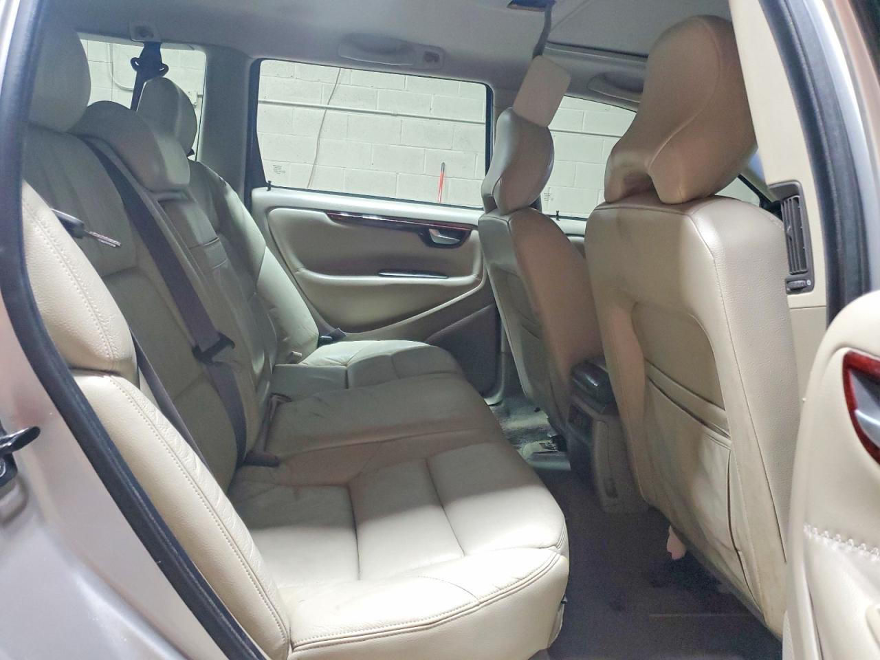 2001 VOLVO V70