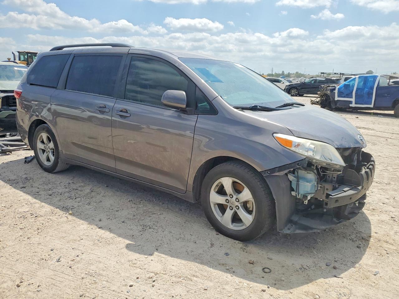 2017 TOYOTA SIENNA