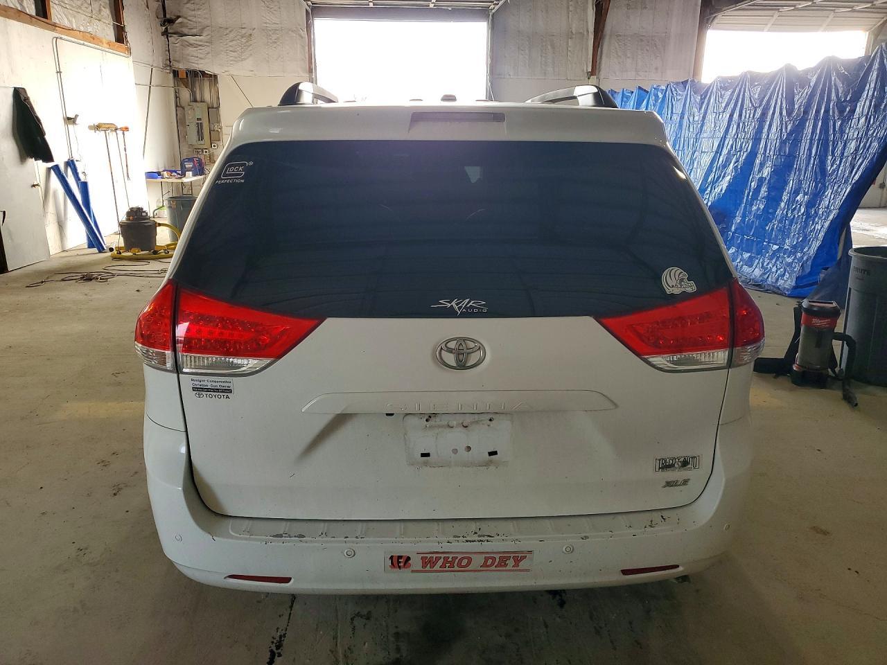 2011 TOYOTA SIENNA