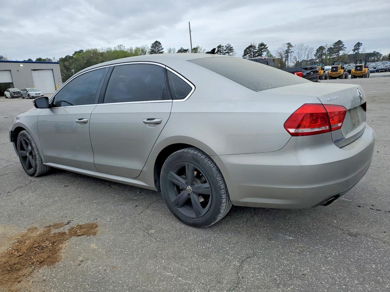 2013 VOLKSWAGEN Passat