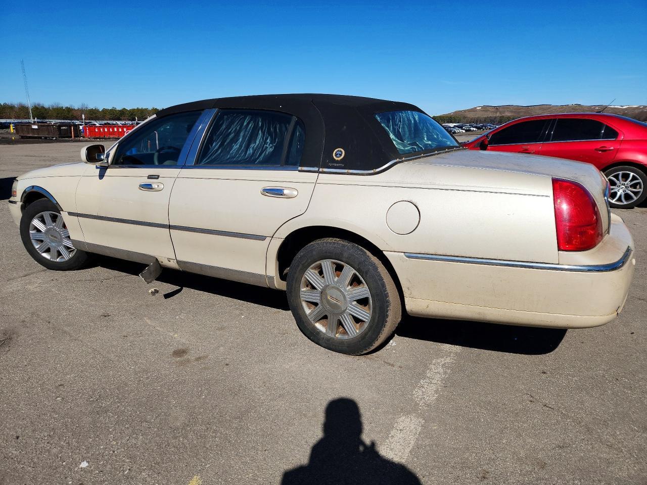 2003 LINCOLN Town Car