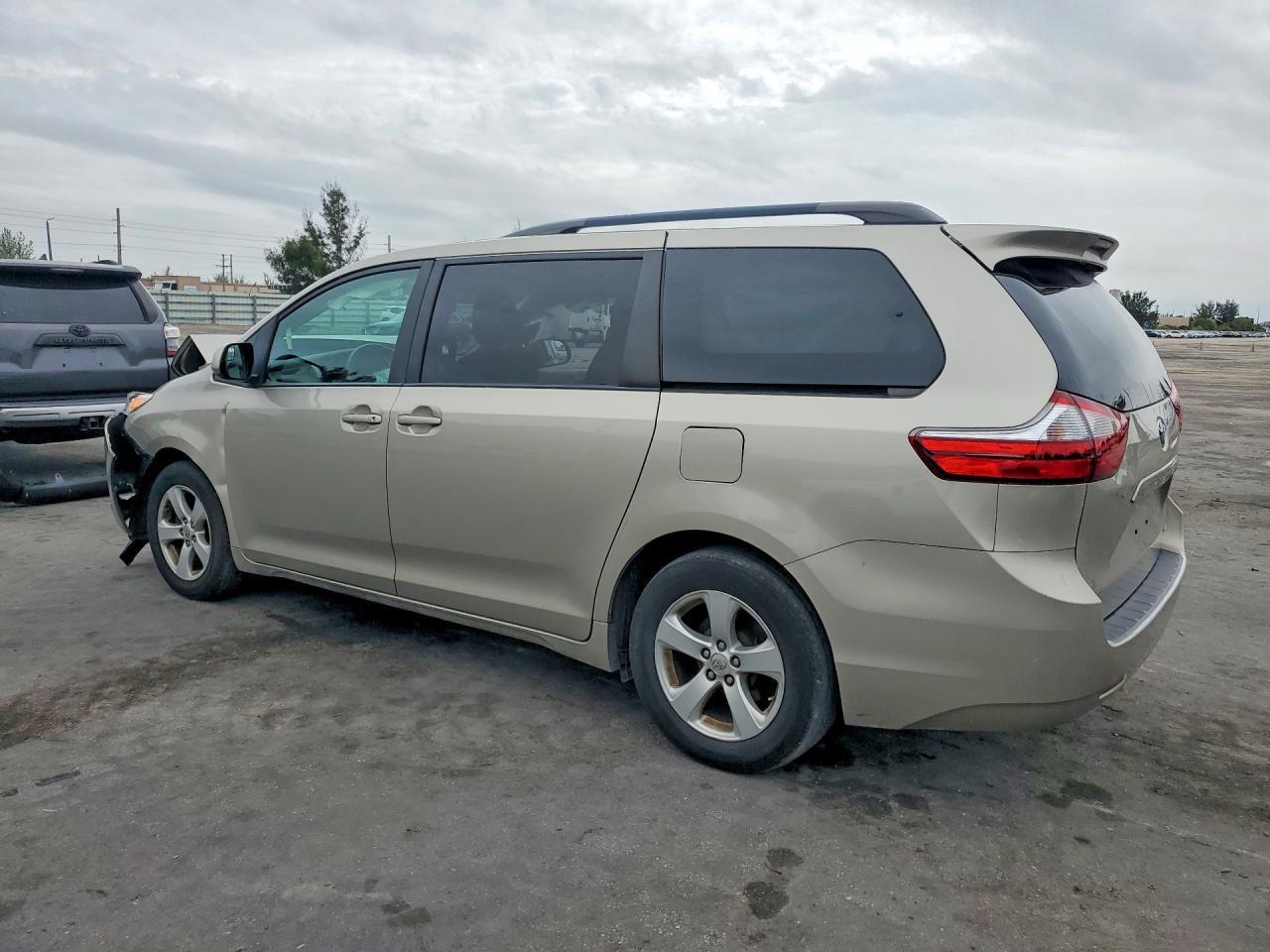 2016 TOYOTA SIENNA