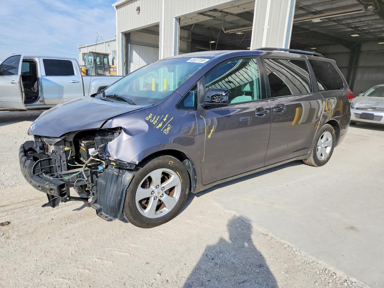 2011 TOYOTA SIENNA