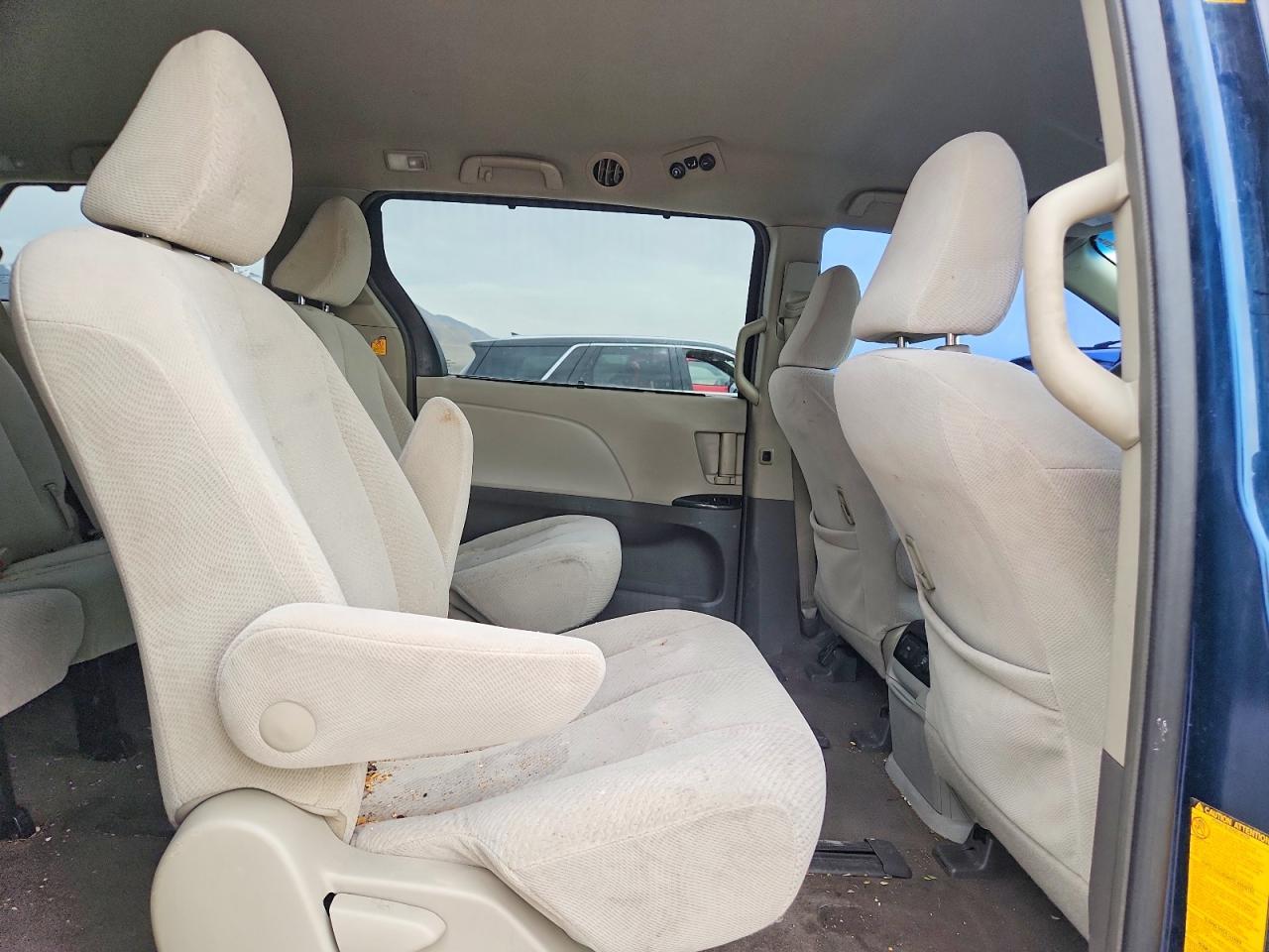 2011 TOYOTA SIENNA