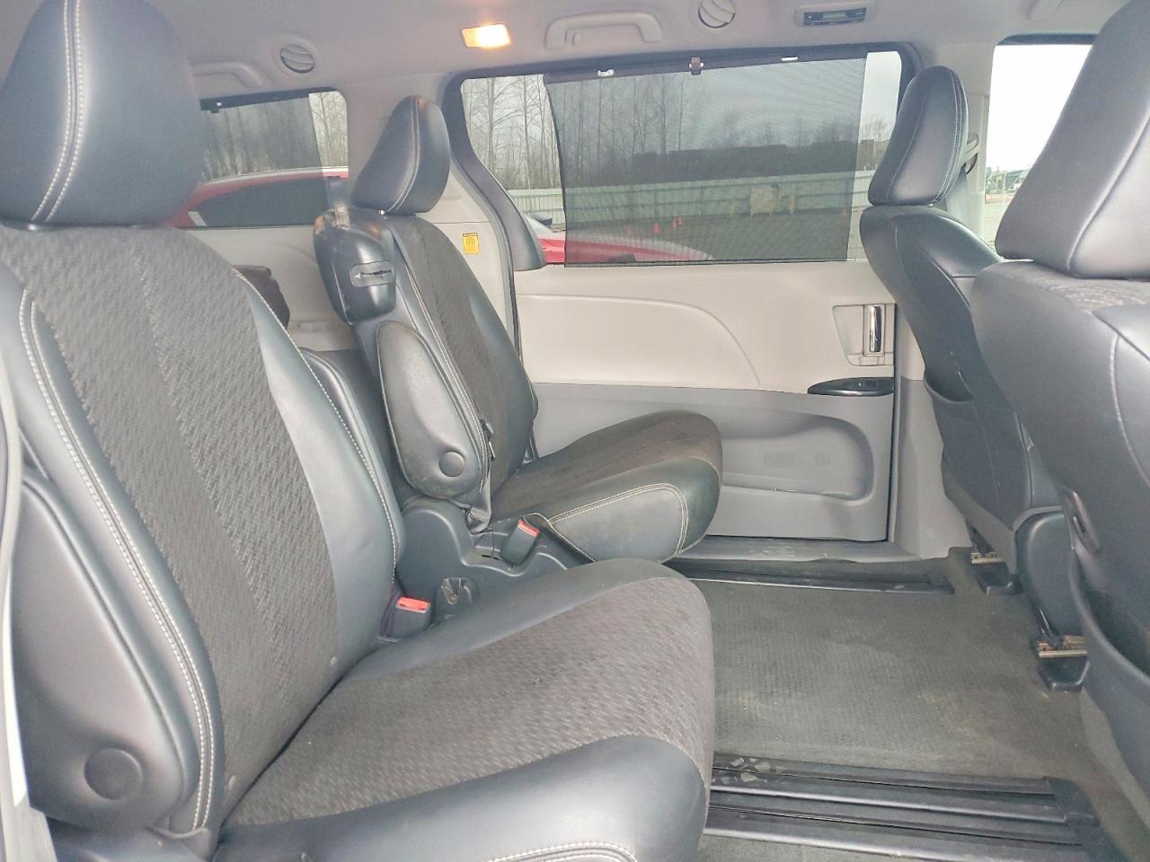 2011 TOYOTA SIENNA
