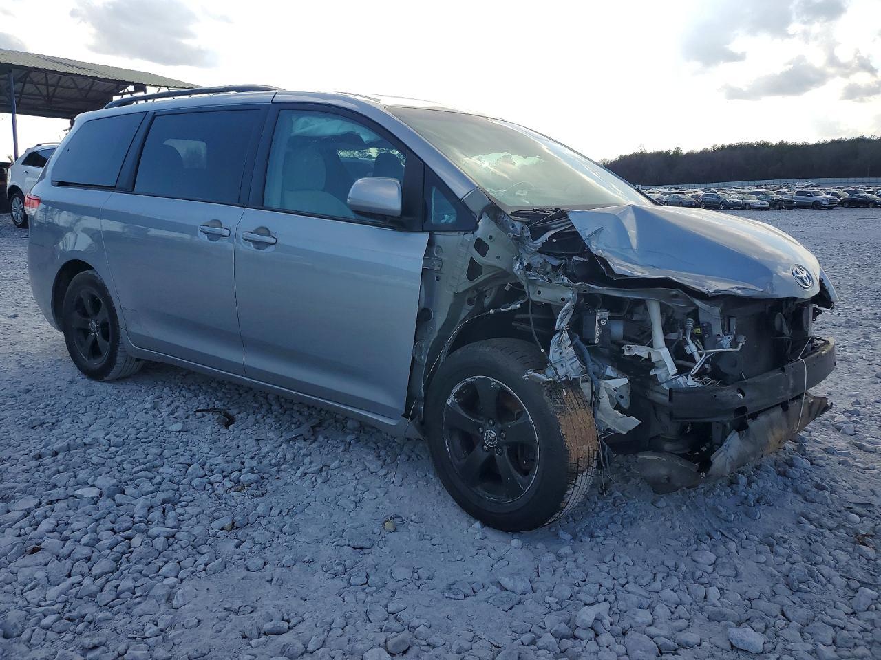 2011 TOYOTA SIENNA