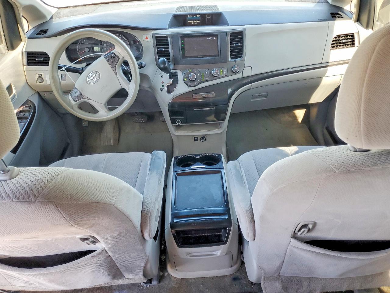 2011 TOYOTA SIENNA