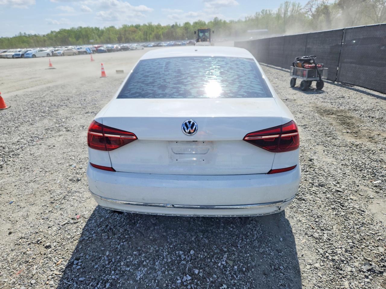 2018 VOLKSWAGEN Passat