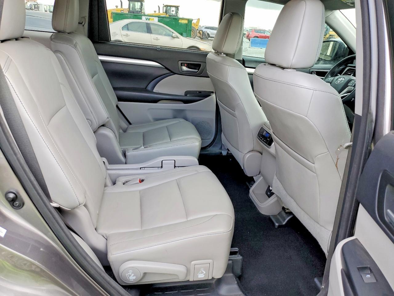2016 TOYOTA HIGHLANDER