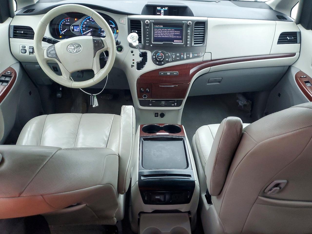2011 TOYOTA SIENNA