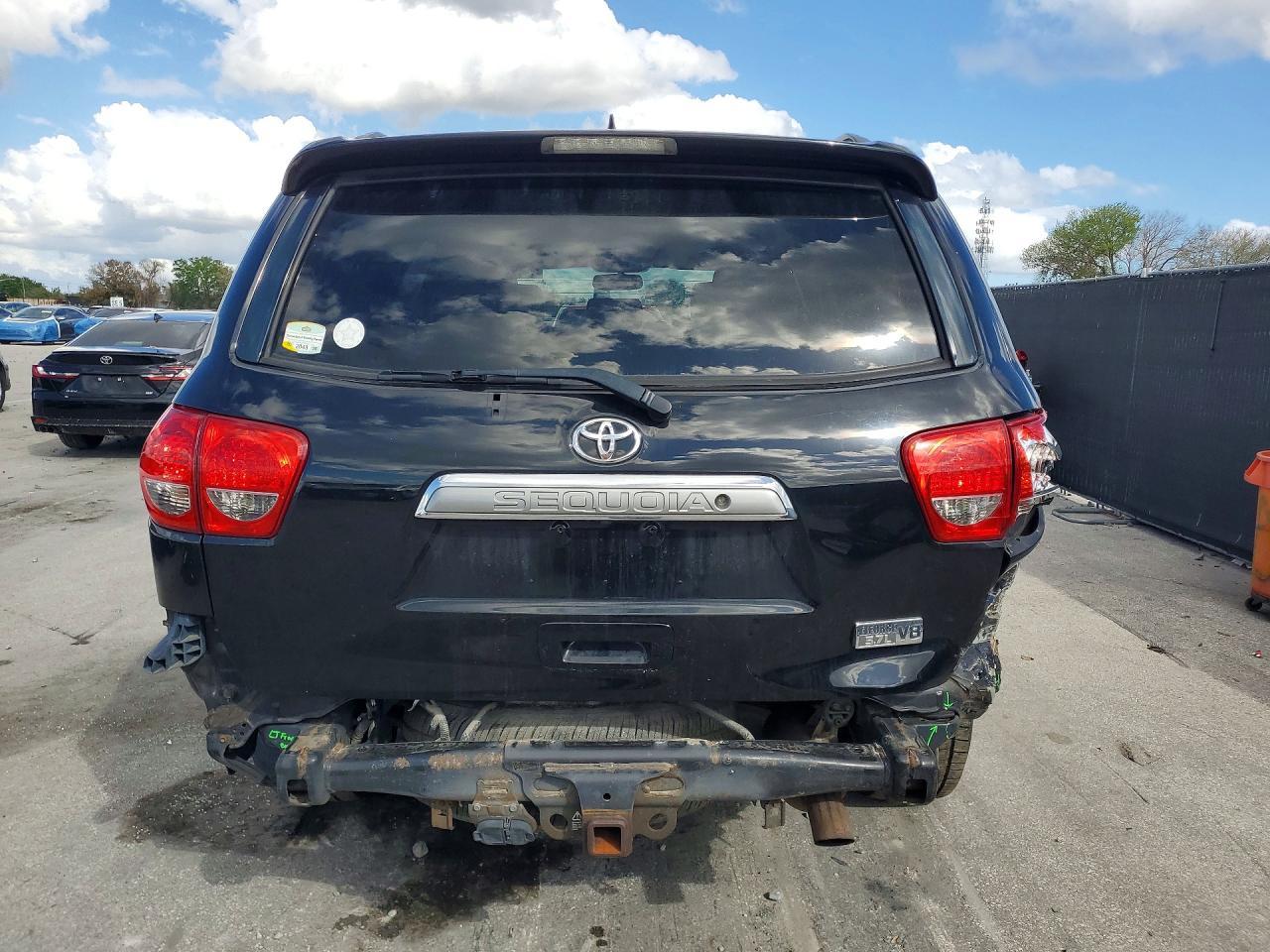 2014 TOYOTA Sequoia