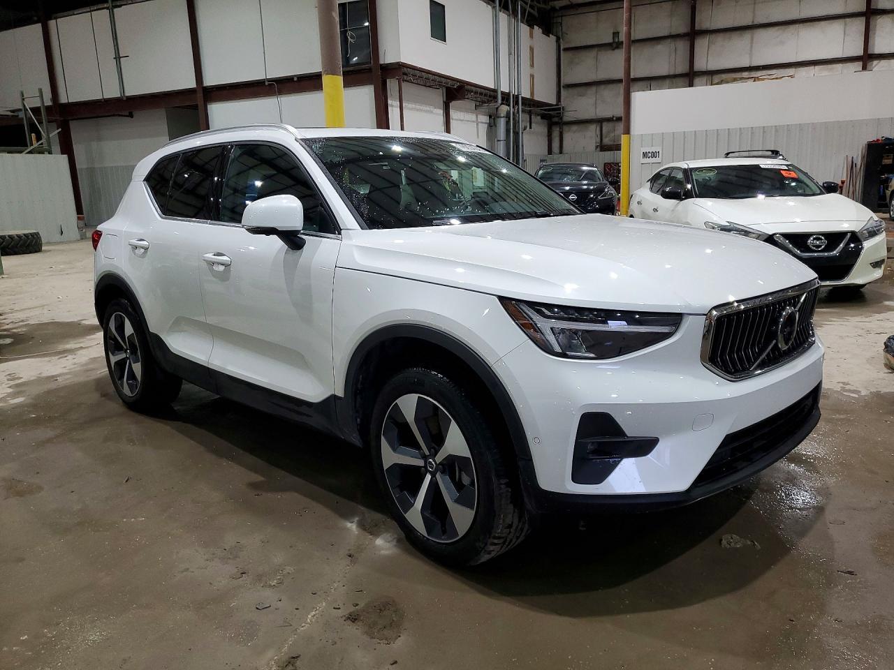 2025 VOLVO XC40