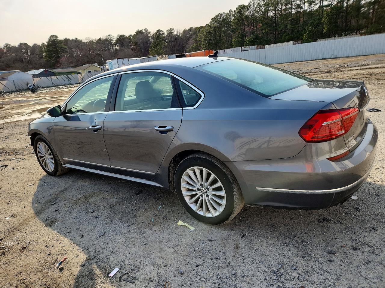2016 VOLKSWAGEN Passat
