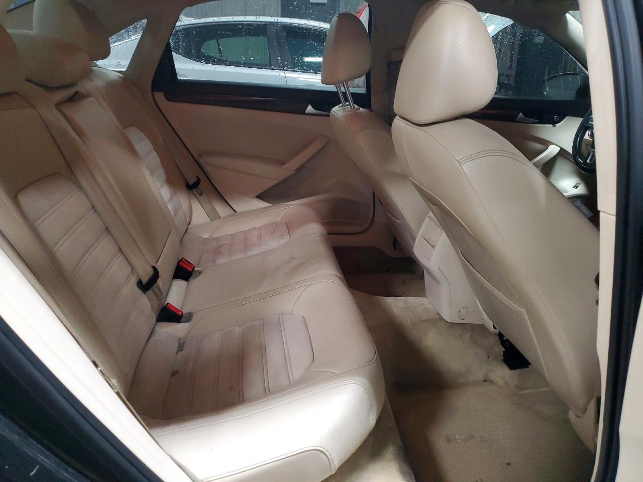 2012 VOLKSWAGEN Passat