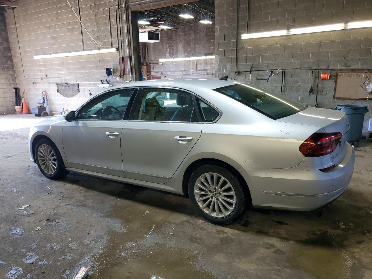 2017 VOLKSWAGEN Passat