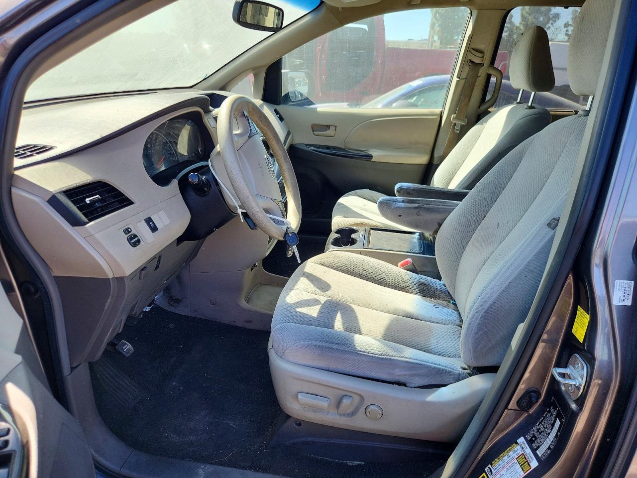 2011 TOYOTA SIENNA