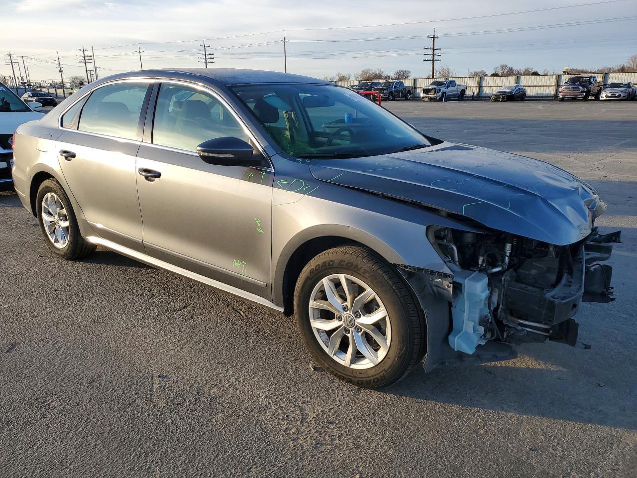 2016 VOLKSWAGEN Passat