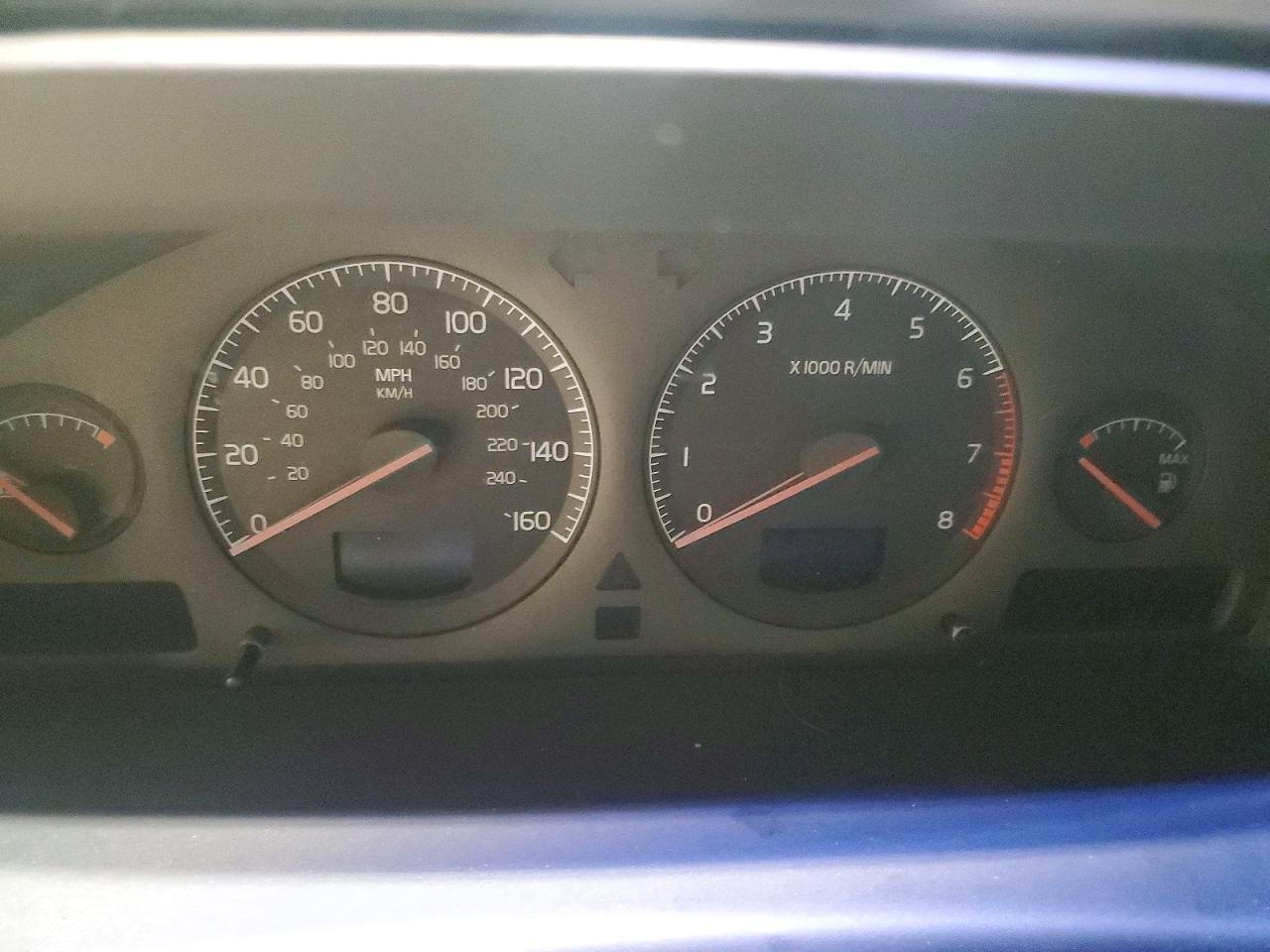 2001 VOLVO V70