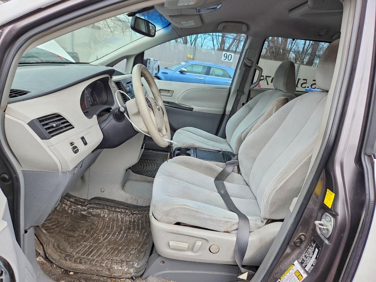 2011 TOYOTA SIENNA