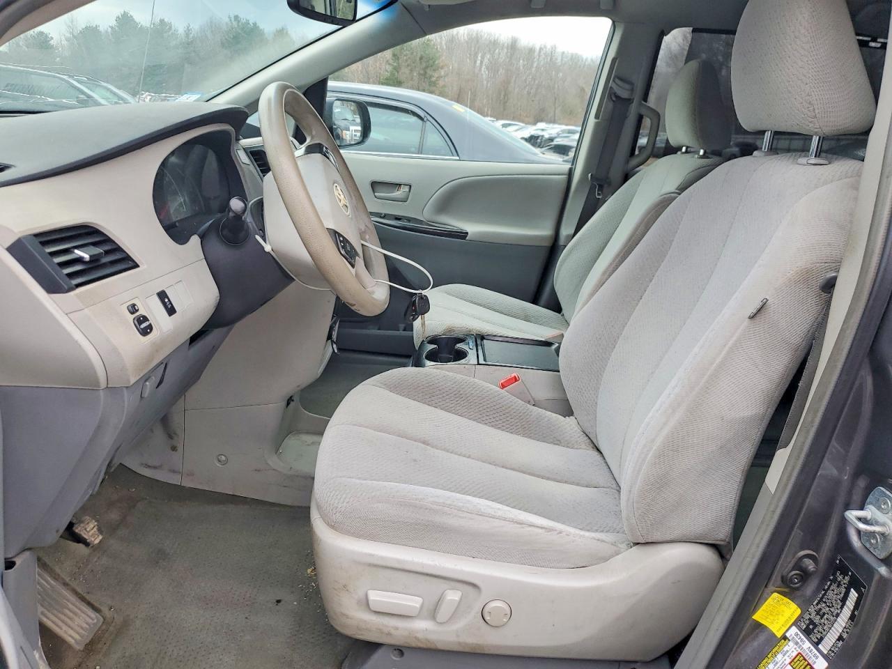 2011 TOYOTA SIENNA