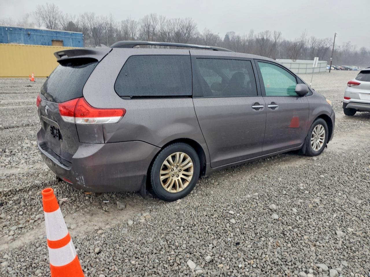 2011 TOYOTA SIENNA