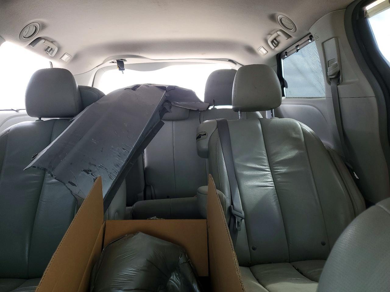 2011 TOYOTA SIENNA