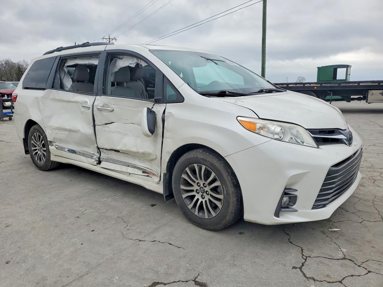 2018 TOYOTA SIENNA