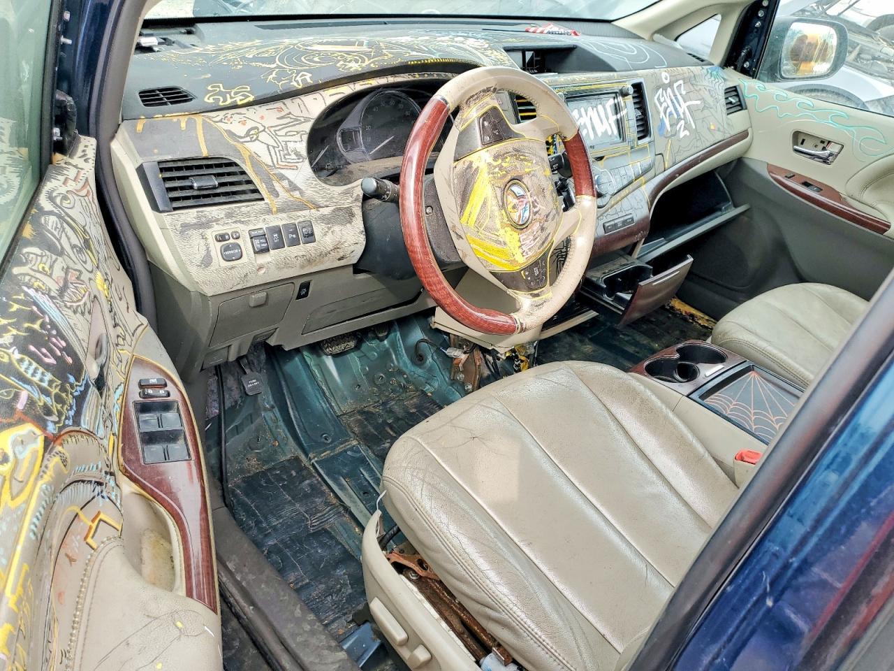 2011 TOYOTA SIENNA