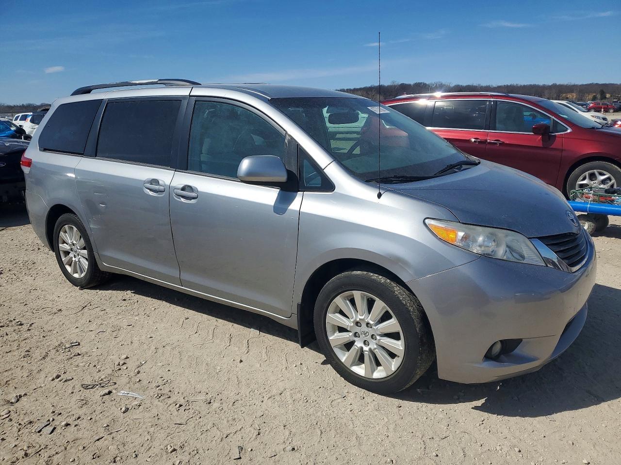 2013 TOYOTA SIENNA