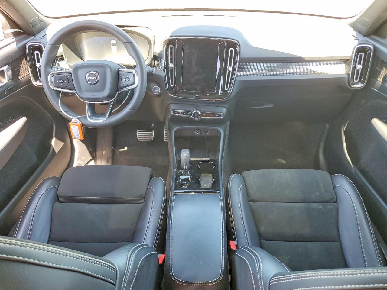 2022 VOLVO XC40