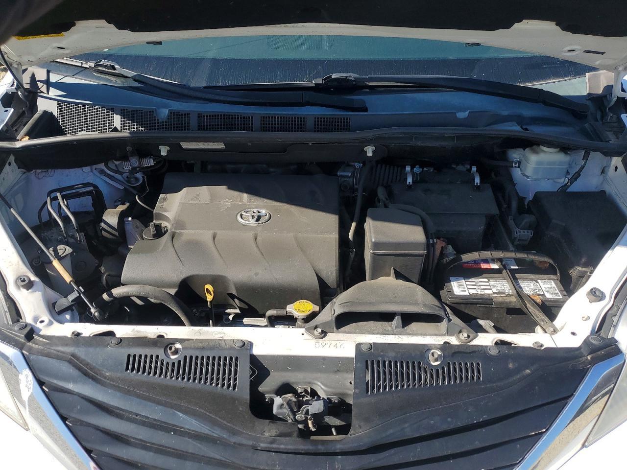 2011 TOYOTA SIENNA