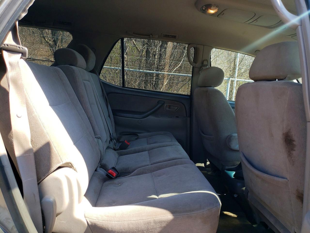 2004 TOYOTA Sequoia