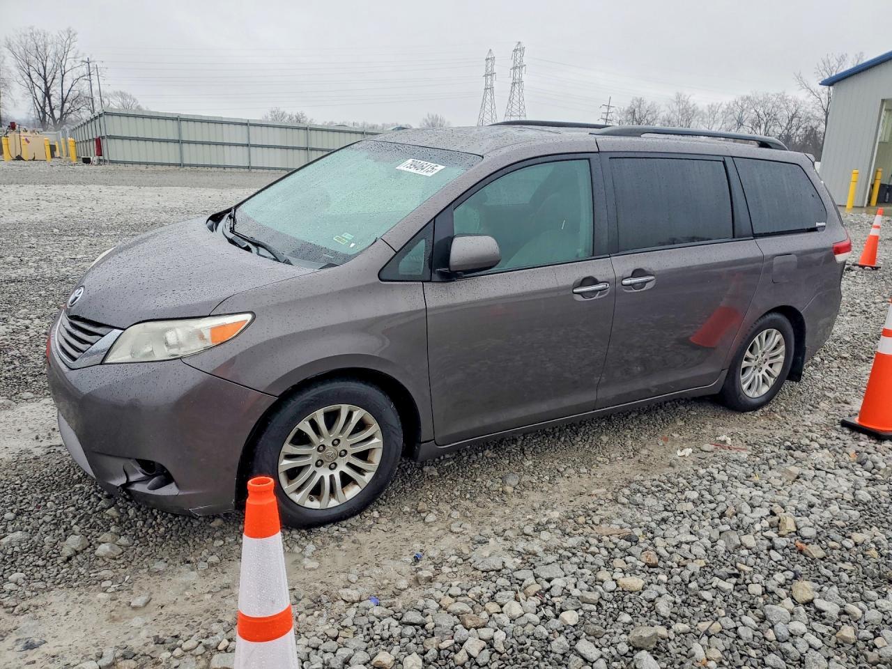 2011 TOYOTA SIENNA