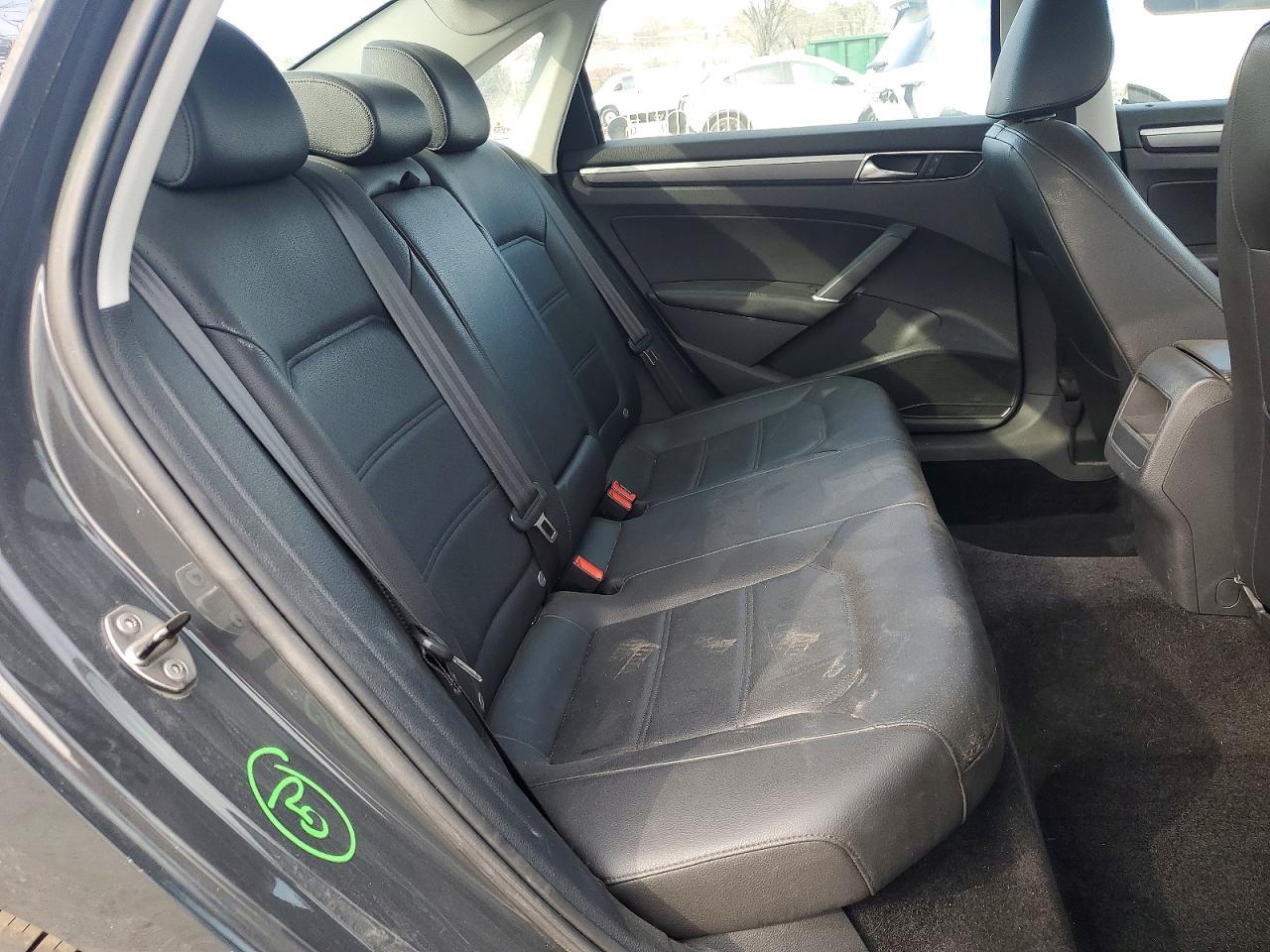 2017 VOLKSWAGEN Passat