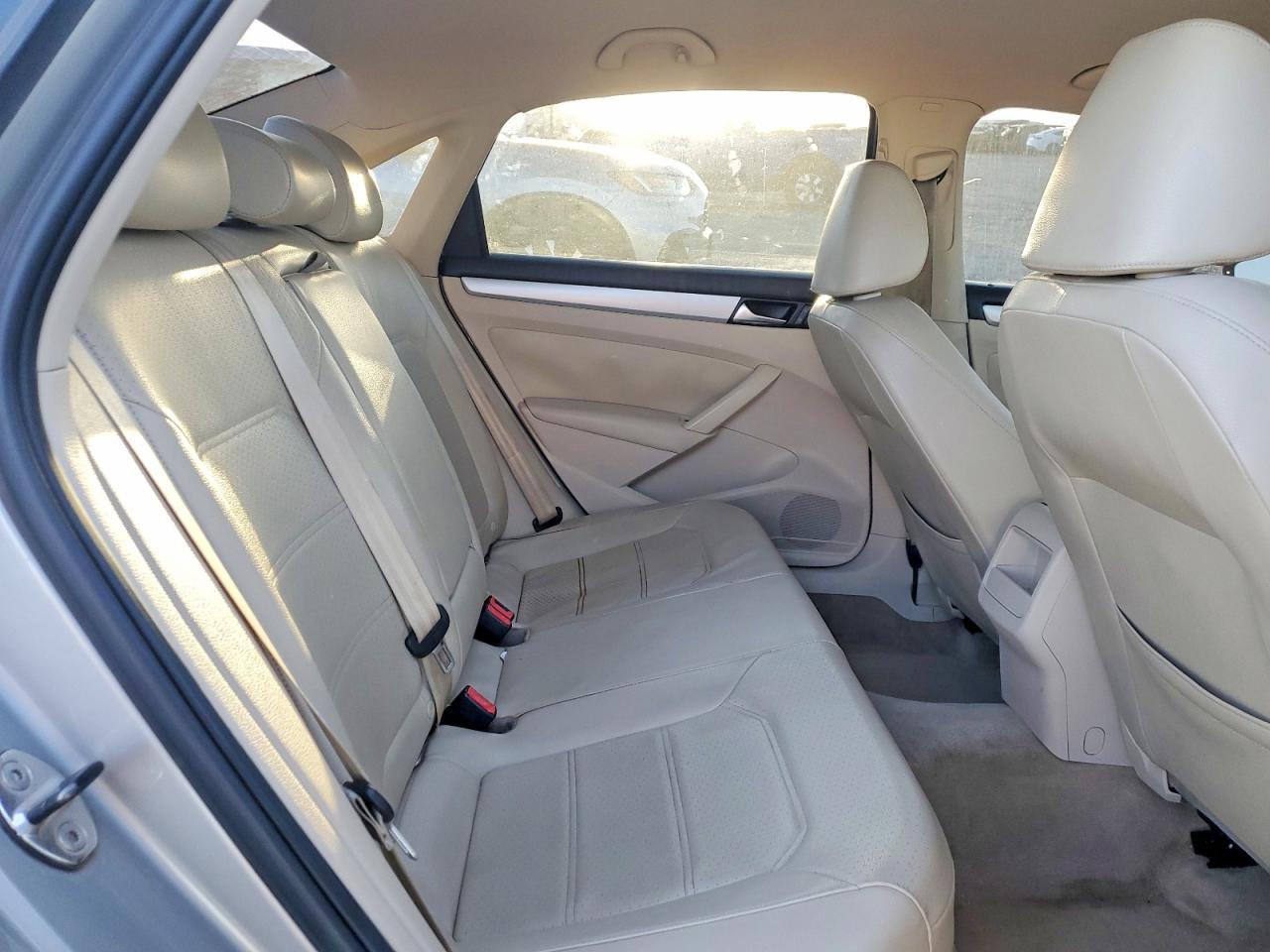 2012 VOLKSWAGEN Passat