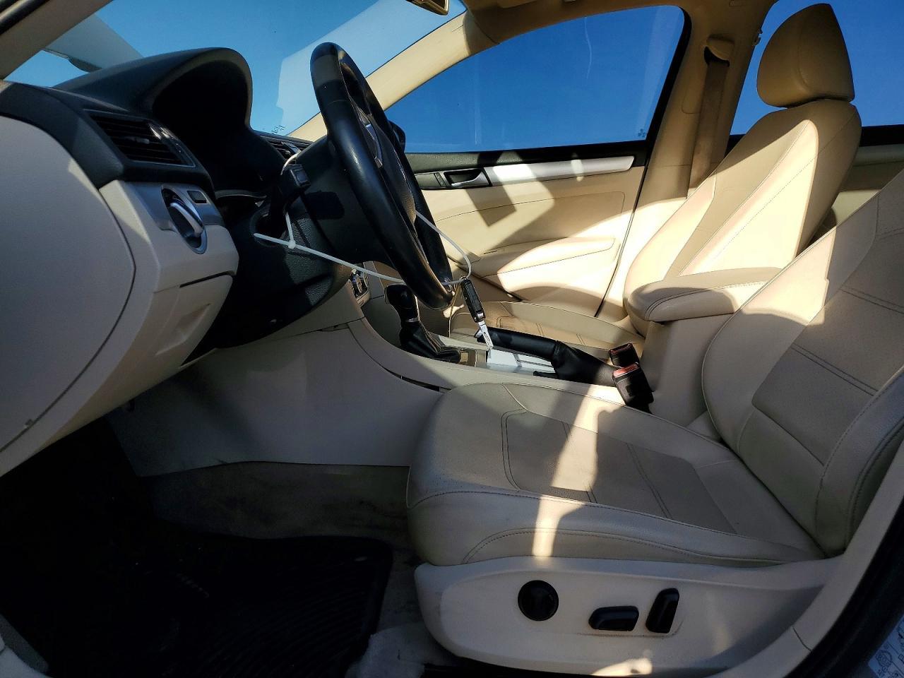 2012 VOLKSWAGEN Passat