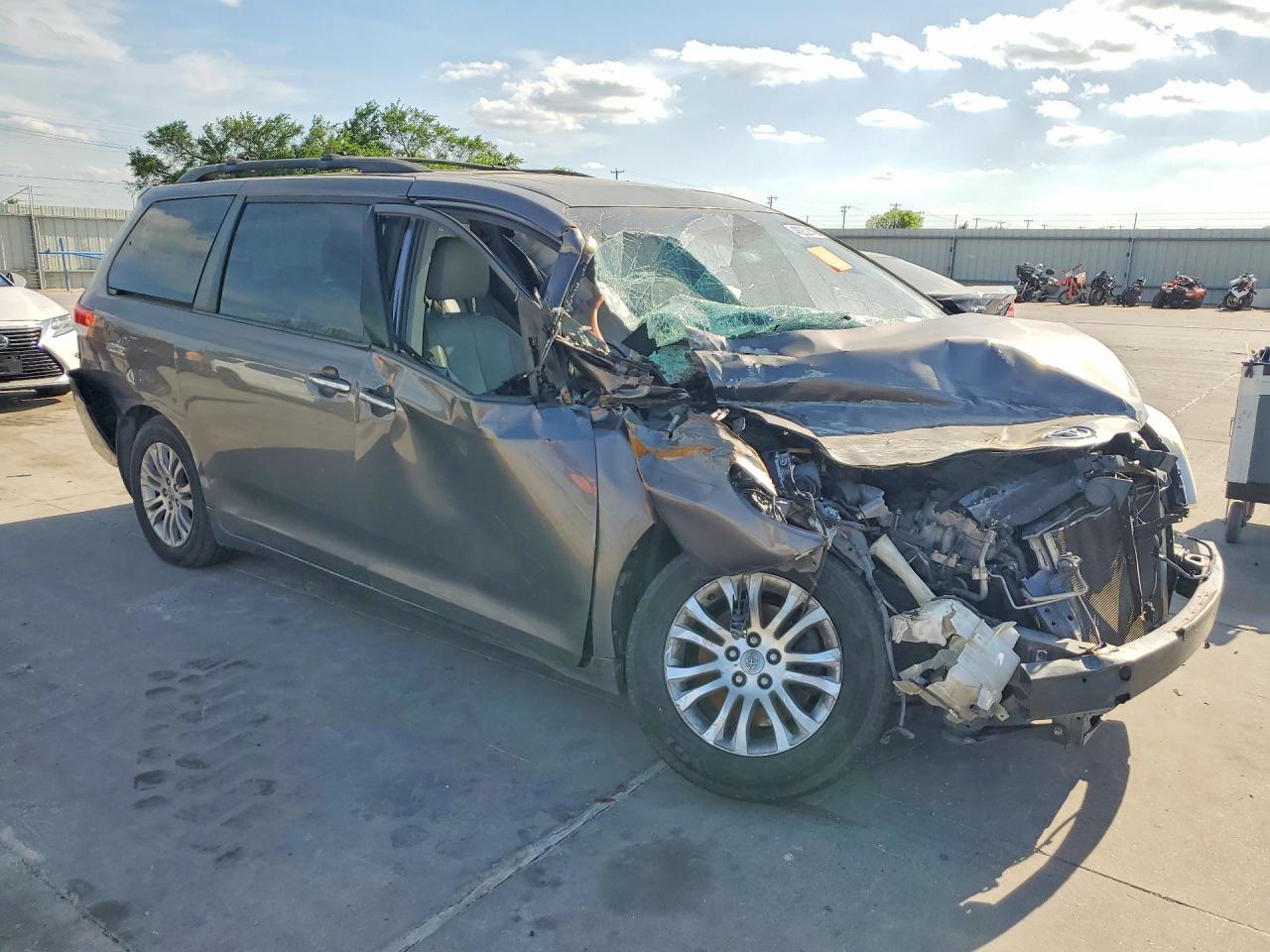 2014 TOYOTA SIENNA