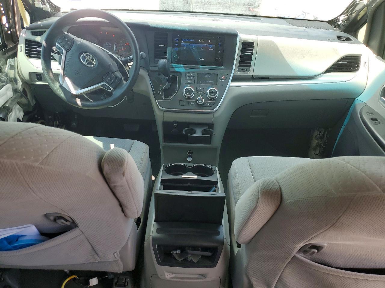 2017 TOYOTA SIENNA