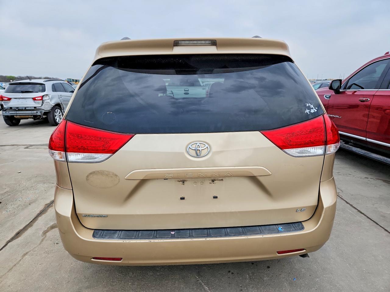 2011 TOYOTA SIENNA